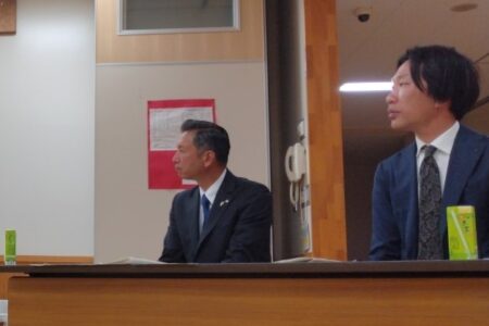 高島新会長（右）と大橋前会長