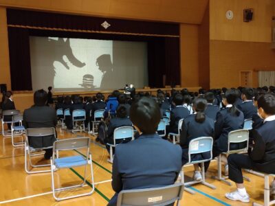 【黒部市立桜井小学校】ＰＴＡ教養講座・英語影絵を実施しました