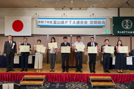 優秀賞の皆様（小杉小、博労小、堀川中、福野中、滑川南部小、月岡小、歌の森小、出町中）