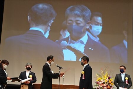 寺島前会長への表彰状贈呈