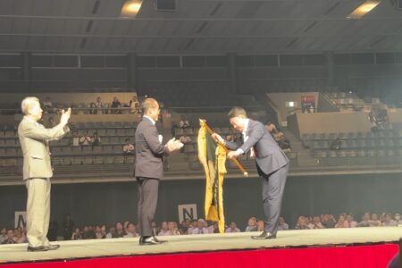 大会旗引継ぎ（次期開催県　石川県Ｐ連　宇田会長　へ）